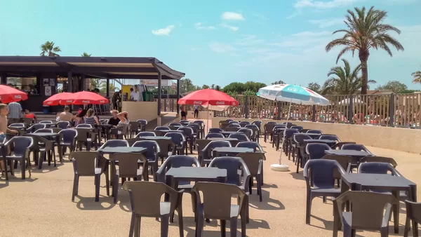 Grand bar de la piscine