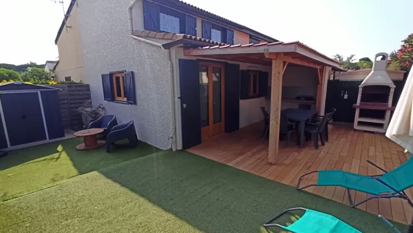 Le Jardin gazon synthétique (transat et coin lounge)